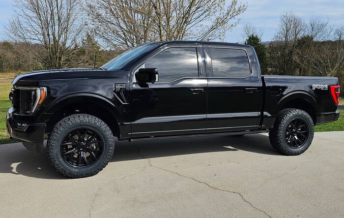 Black Lariat Leveled on 295/60/R20 tires